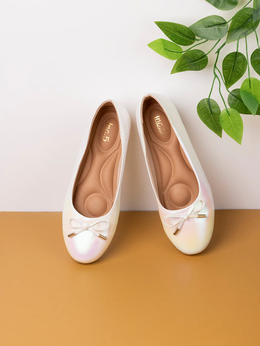 Womens White Solid Pointed Toe Party Wear Ballerinas