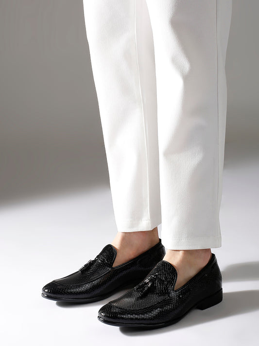 Men Black Textured Patent Leather Tasselled Loafers