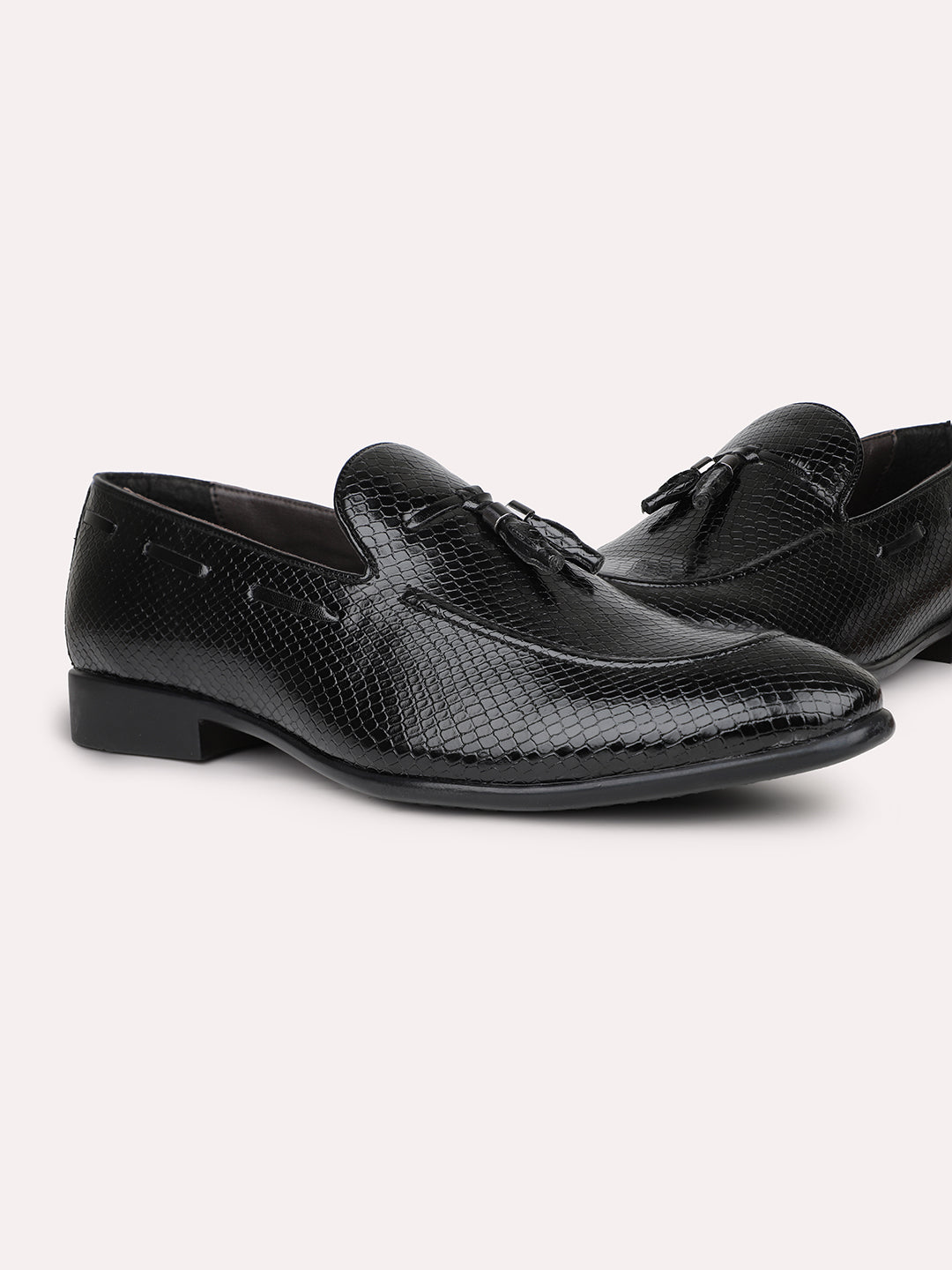 Men Black Textured Patent Leather Tasselled Loafers