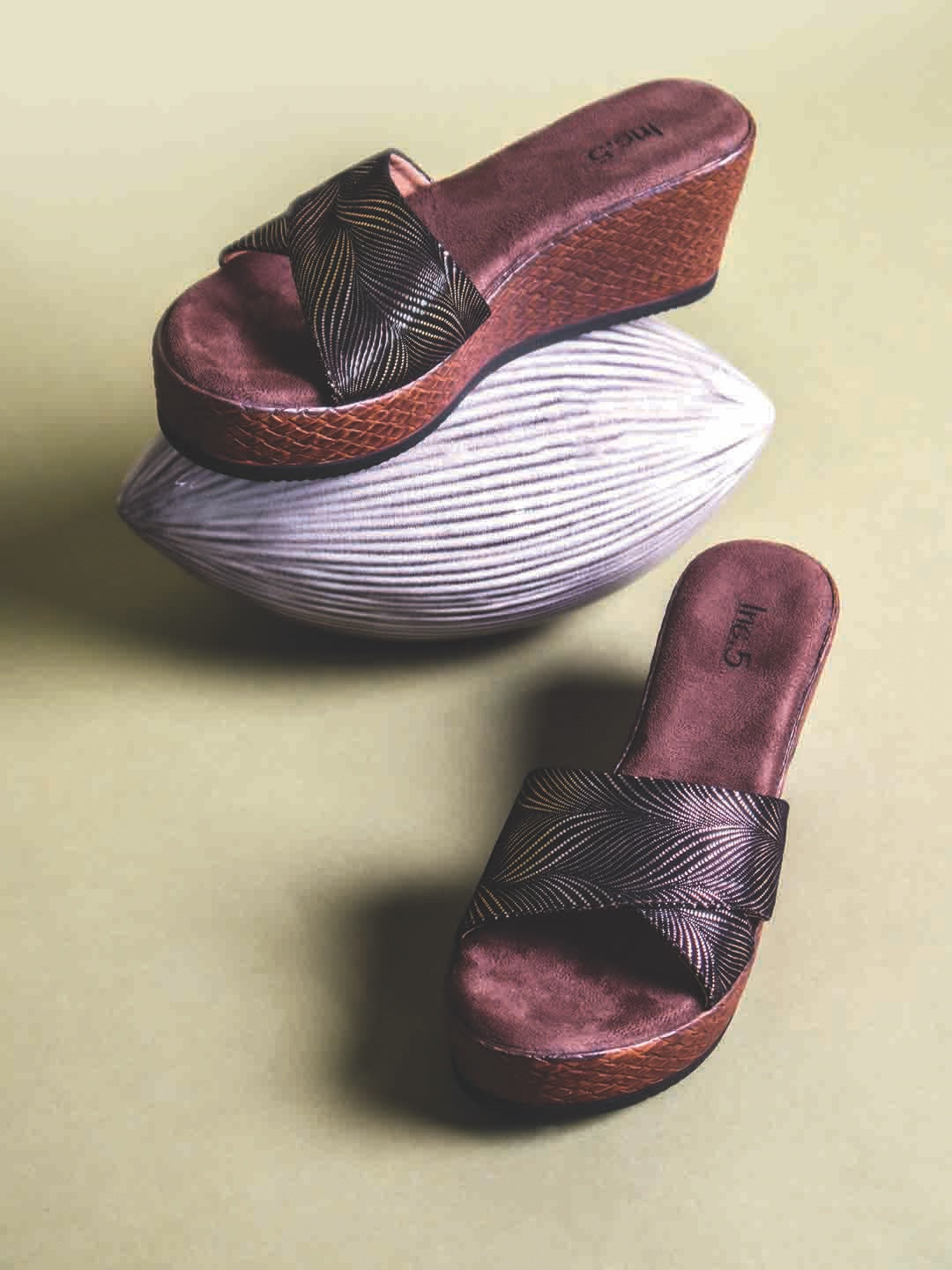 Women Antique Textured Wedge Heels