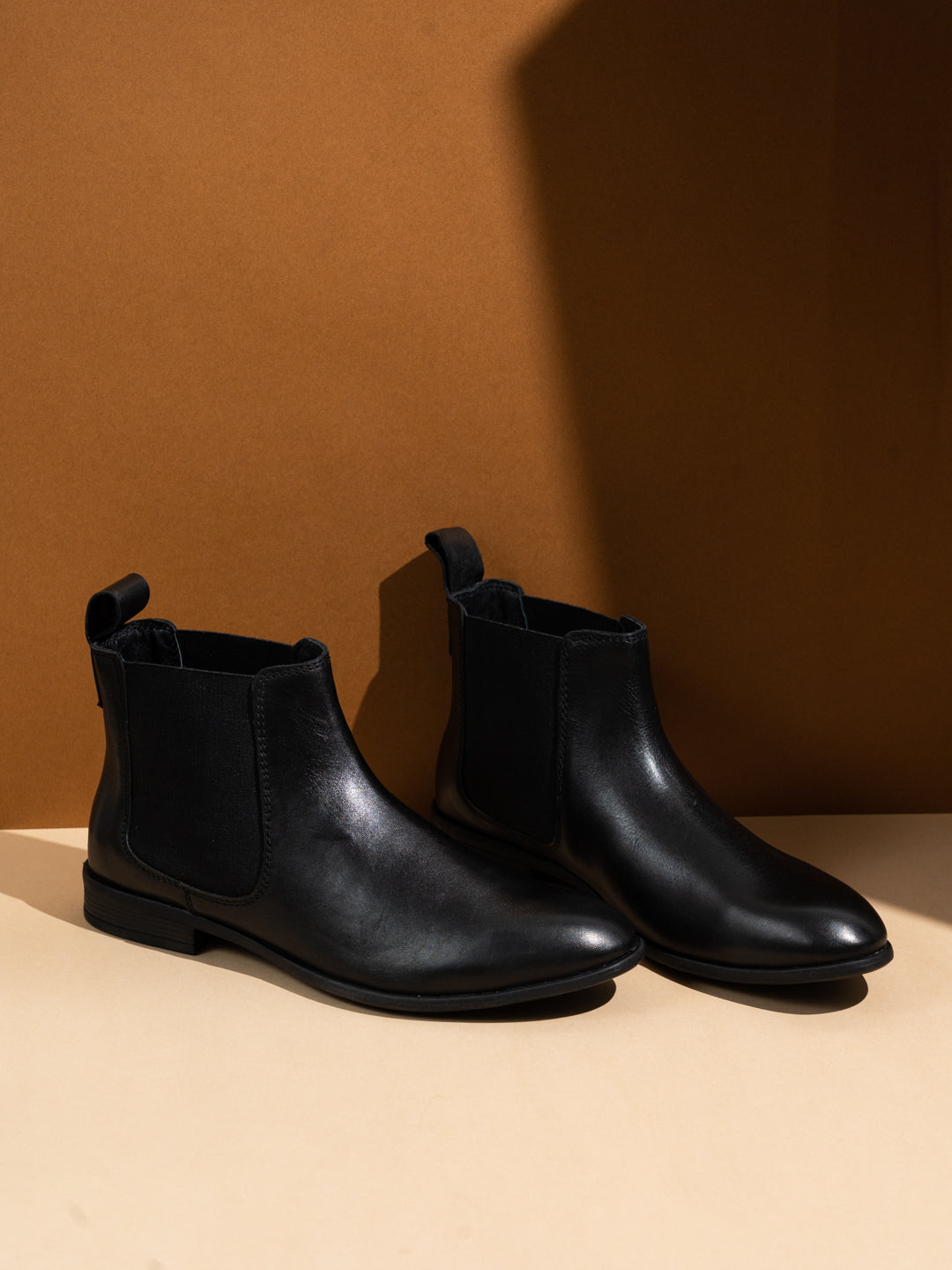 Mens Black Solid Pointed Toe Leather Chelsea Boots