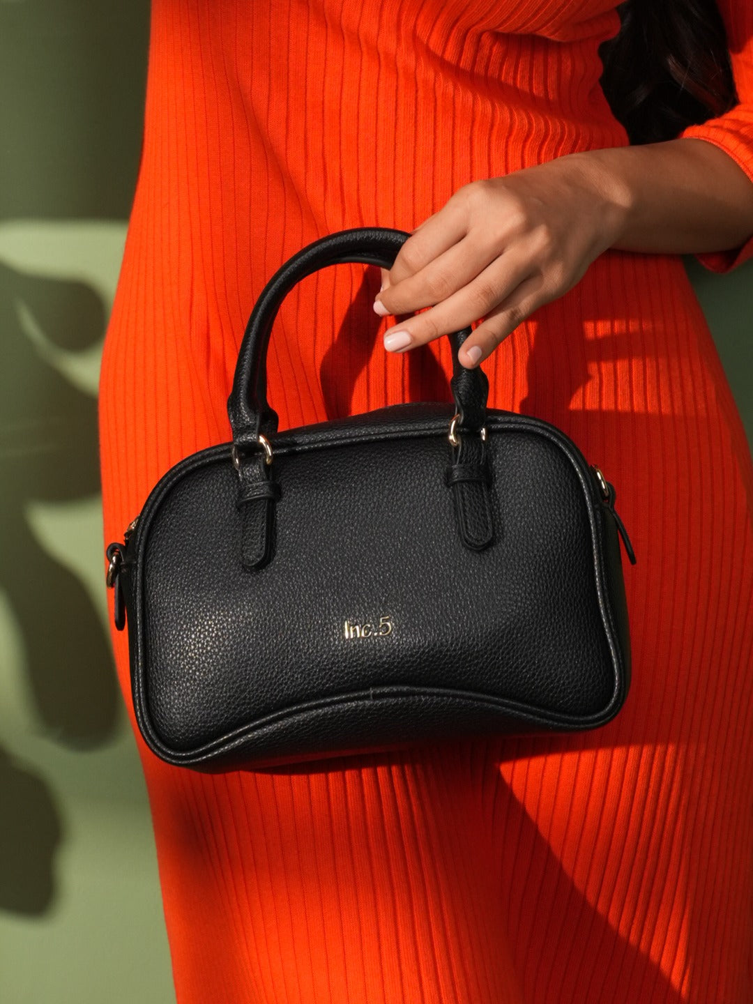 Womens Black Casual Textured Pattern Handbag With Zip Closer