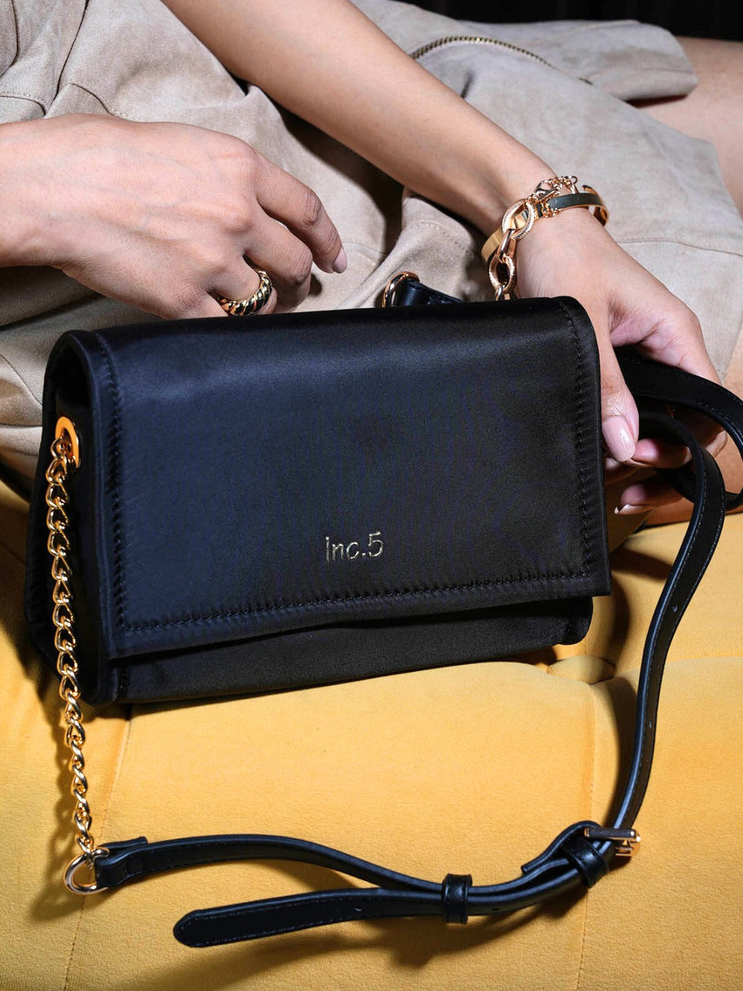 Womens Black Casual Solid Sling Bag With Magnet Lock