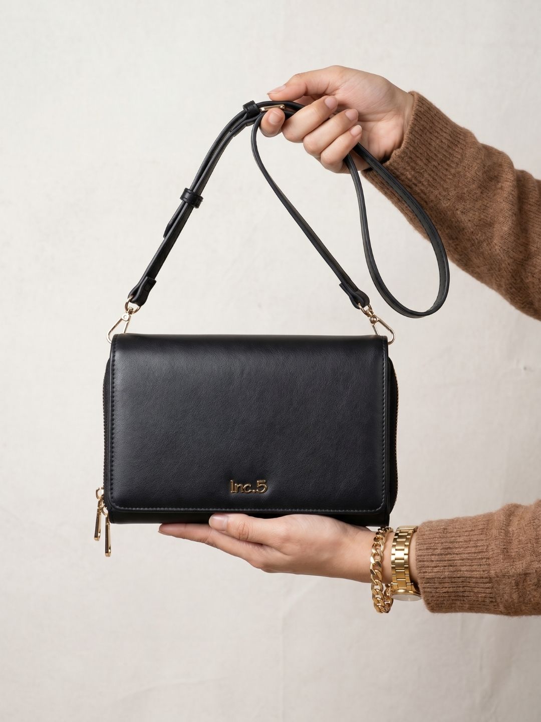 Women Black Solid Sling Bag With Magnet Lock For Casual