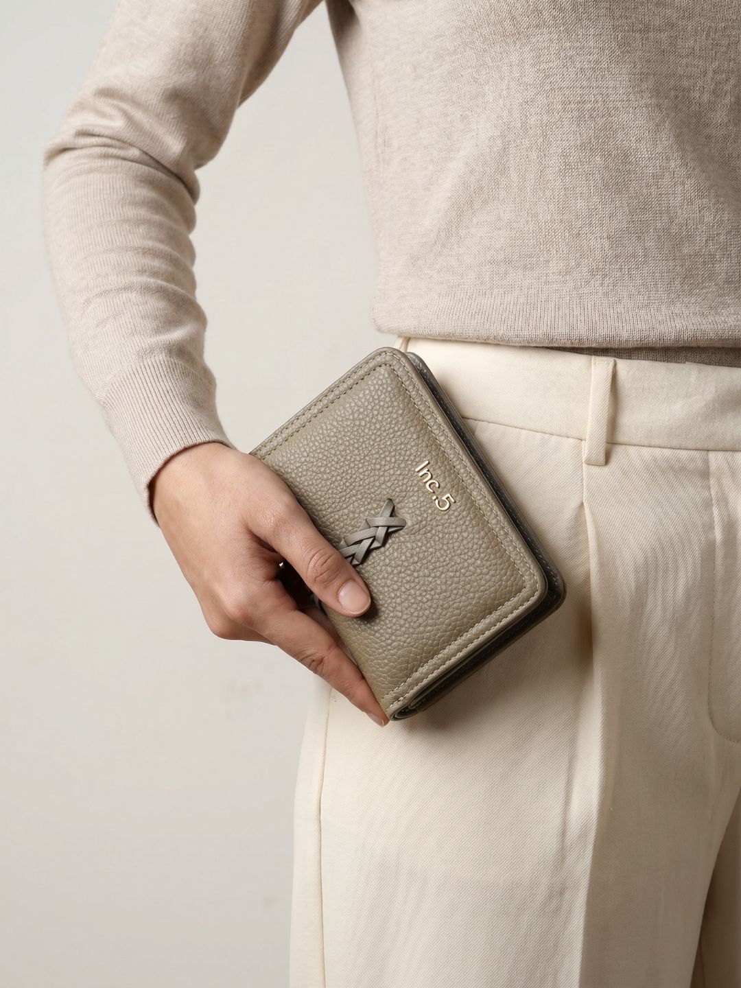 Women Green Textured Wallet With Magnet Lock For Casual