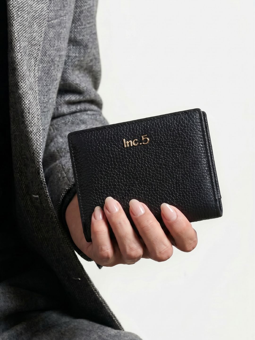 Women Black Textured Wallet With Magnet Lock For Casual