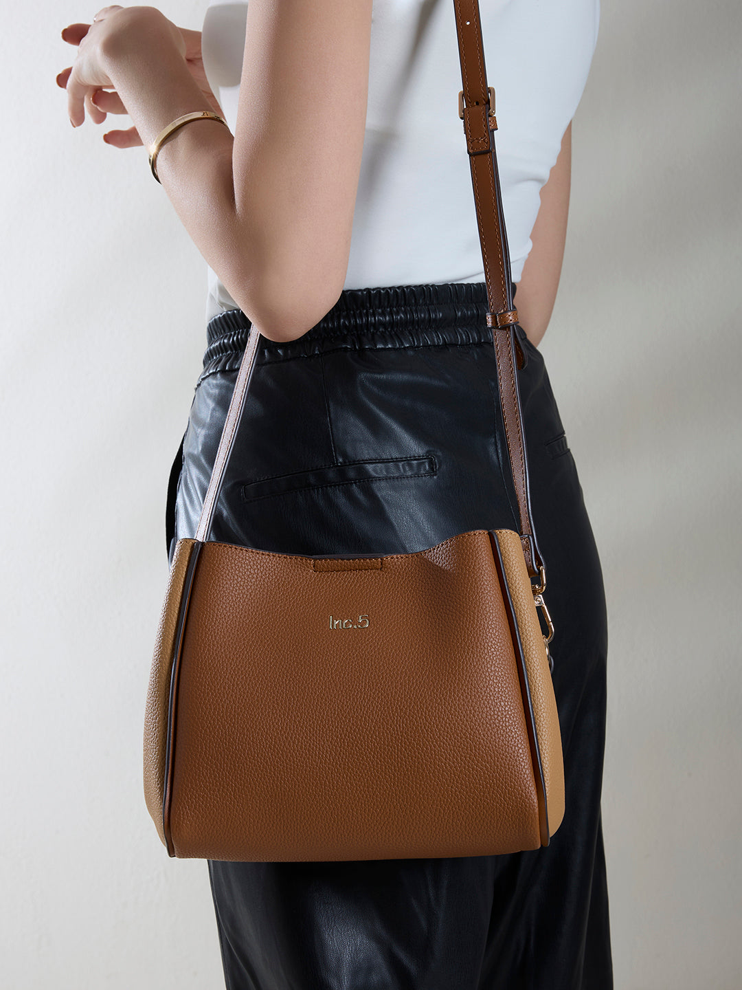 Womens Brown Shoulder Bag With Zipper Lock For Party Use