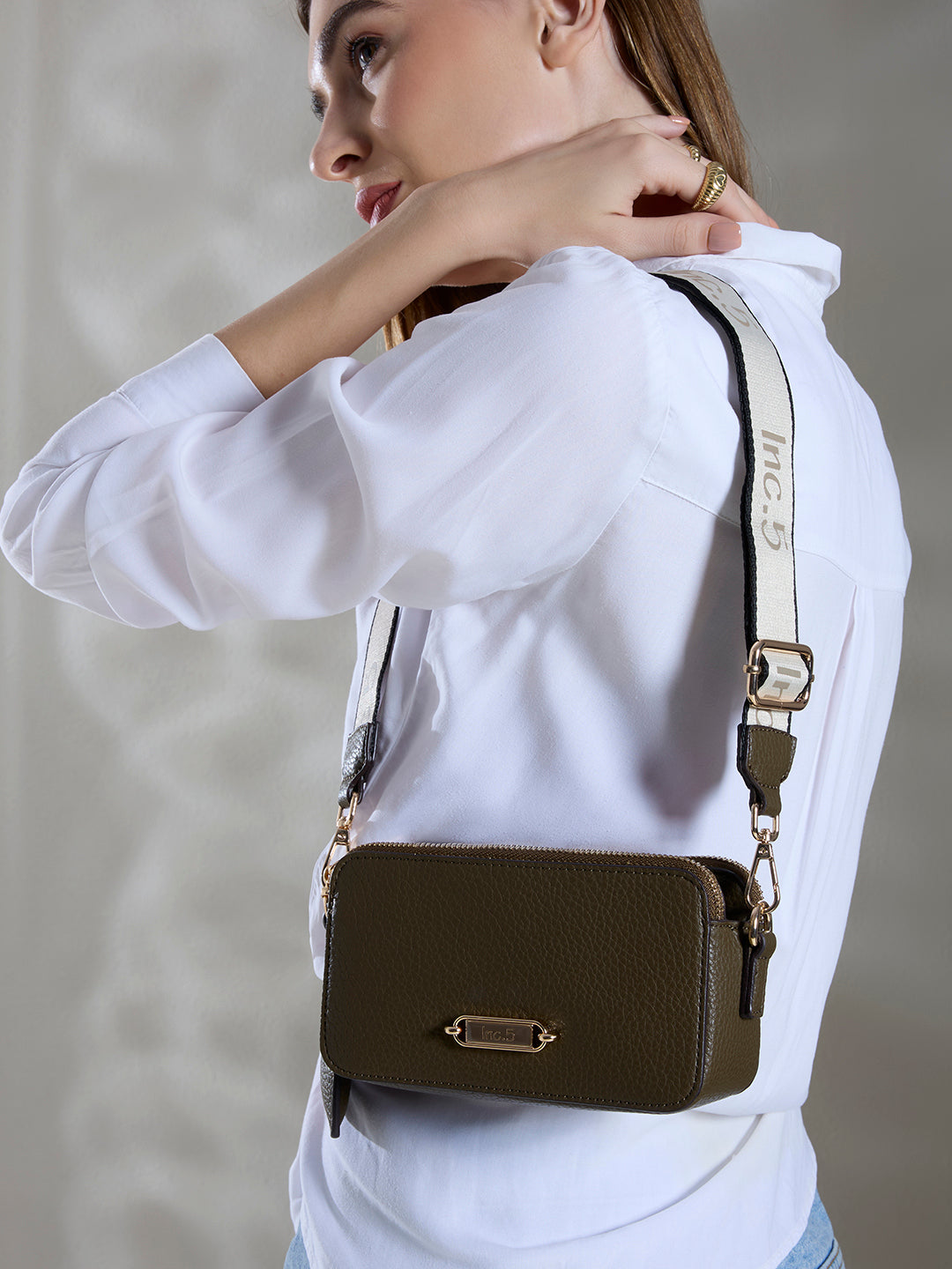 Womens Green Sling Bag With Zipper Lock For Party Use