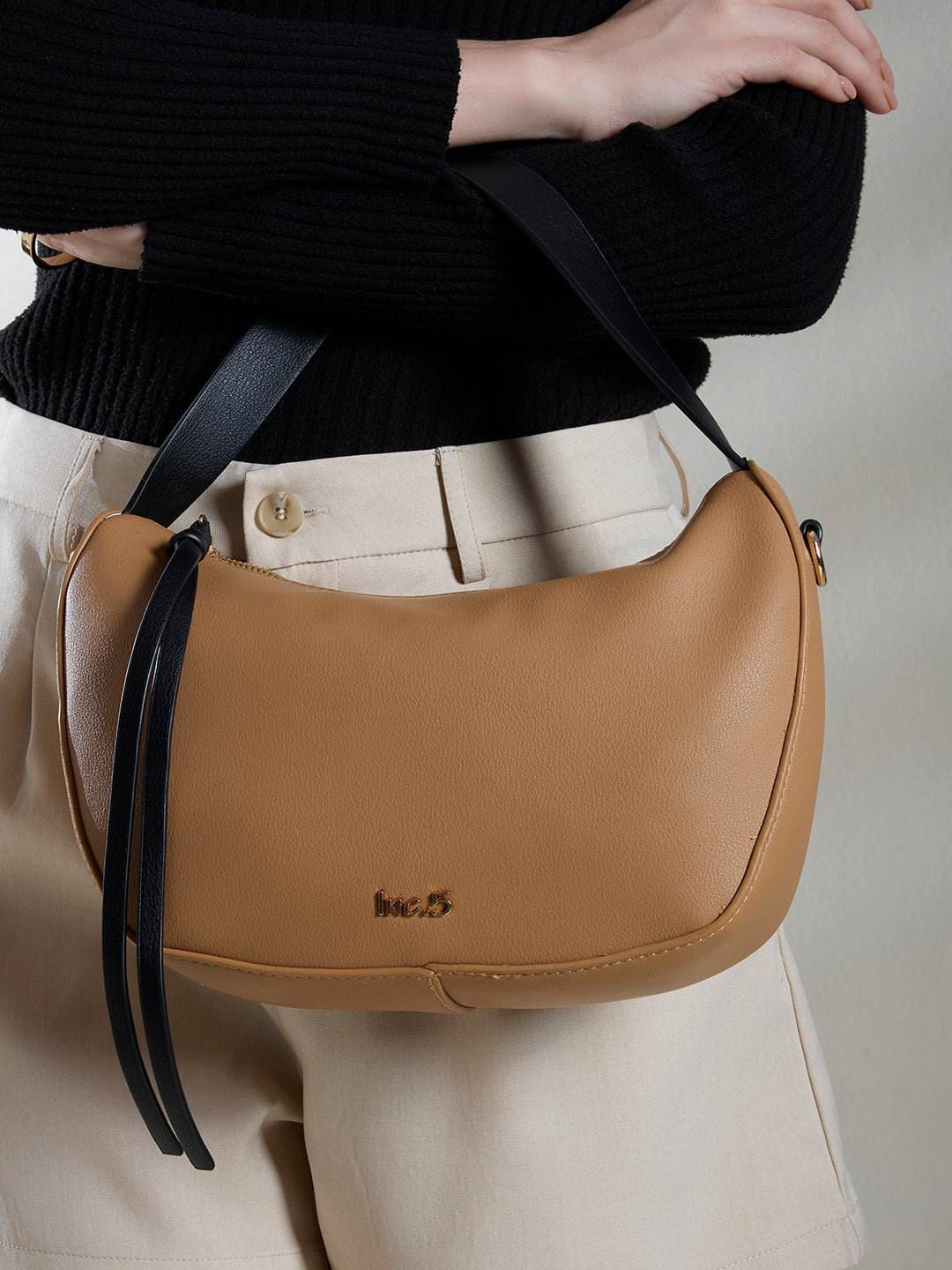 Womens Tan Shoulder Bag With Zip Lock For Party Use