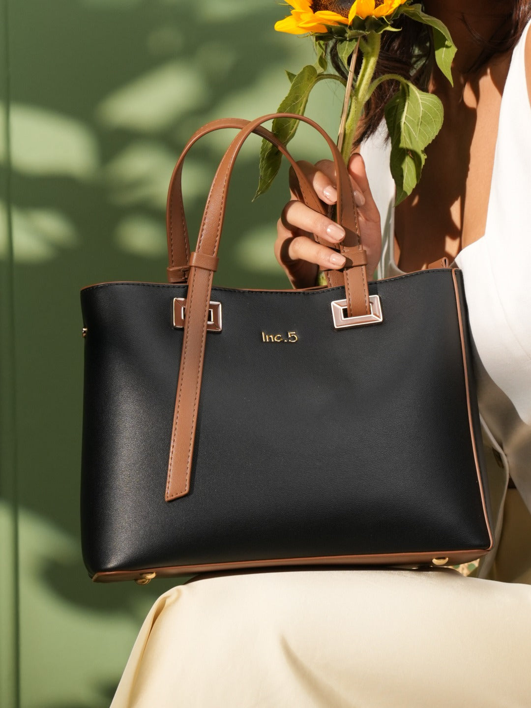 Womens Black Casual Solid Handbag With Magnet Lock