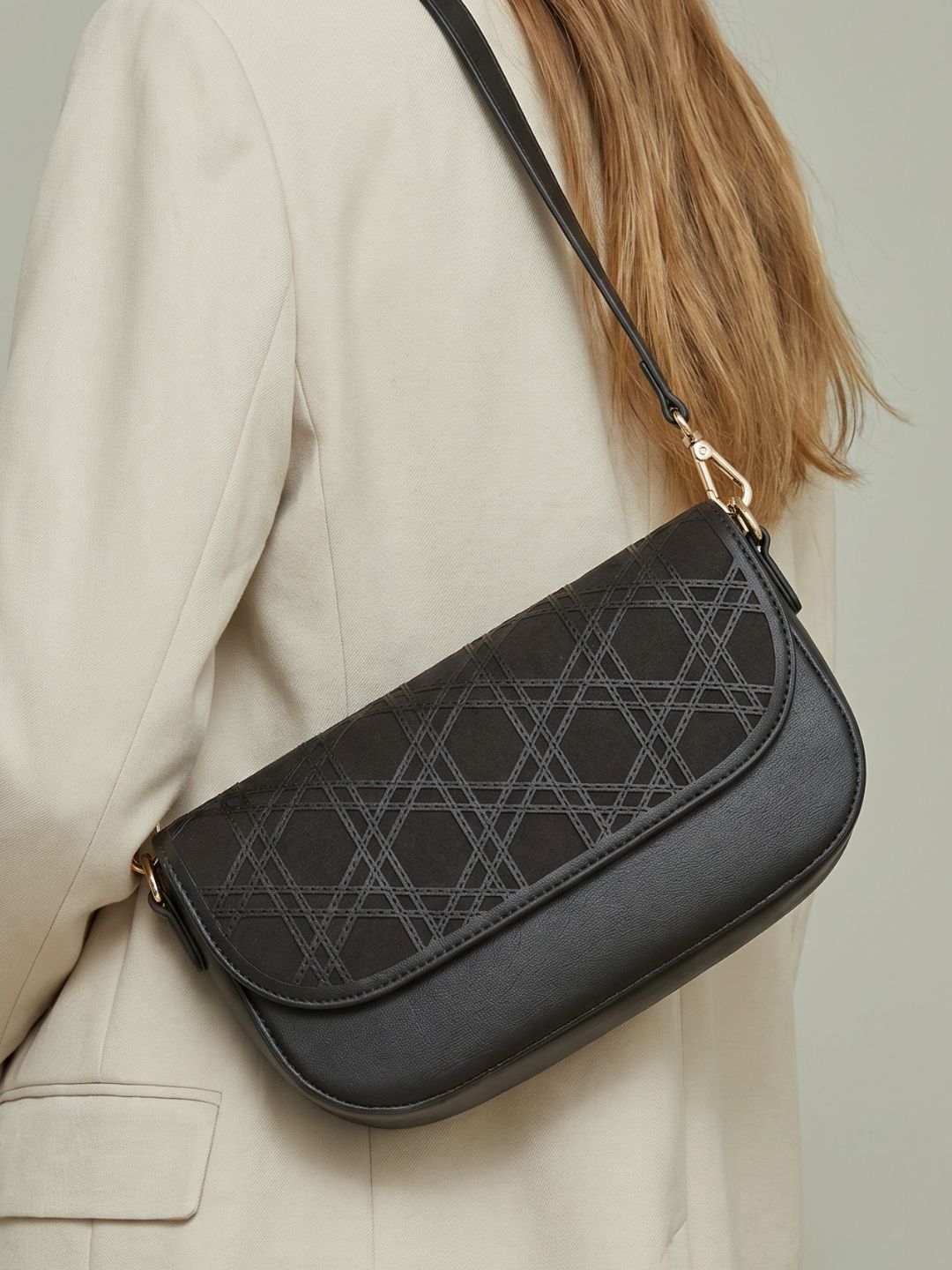 Women Black Textured Sling Bag With Magnet Lock For Casual