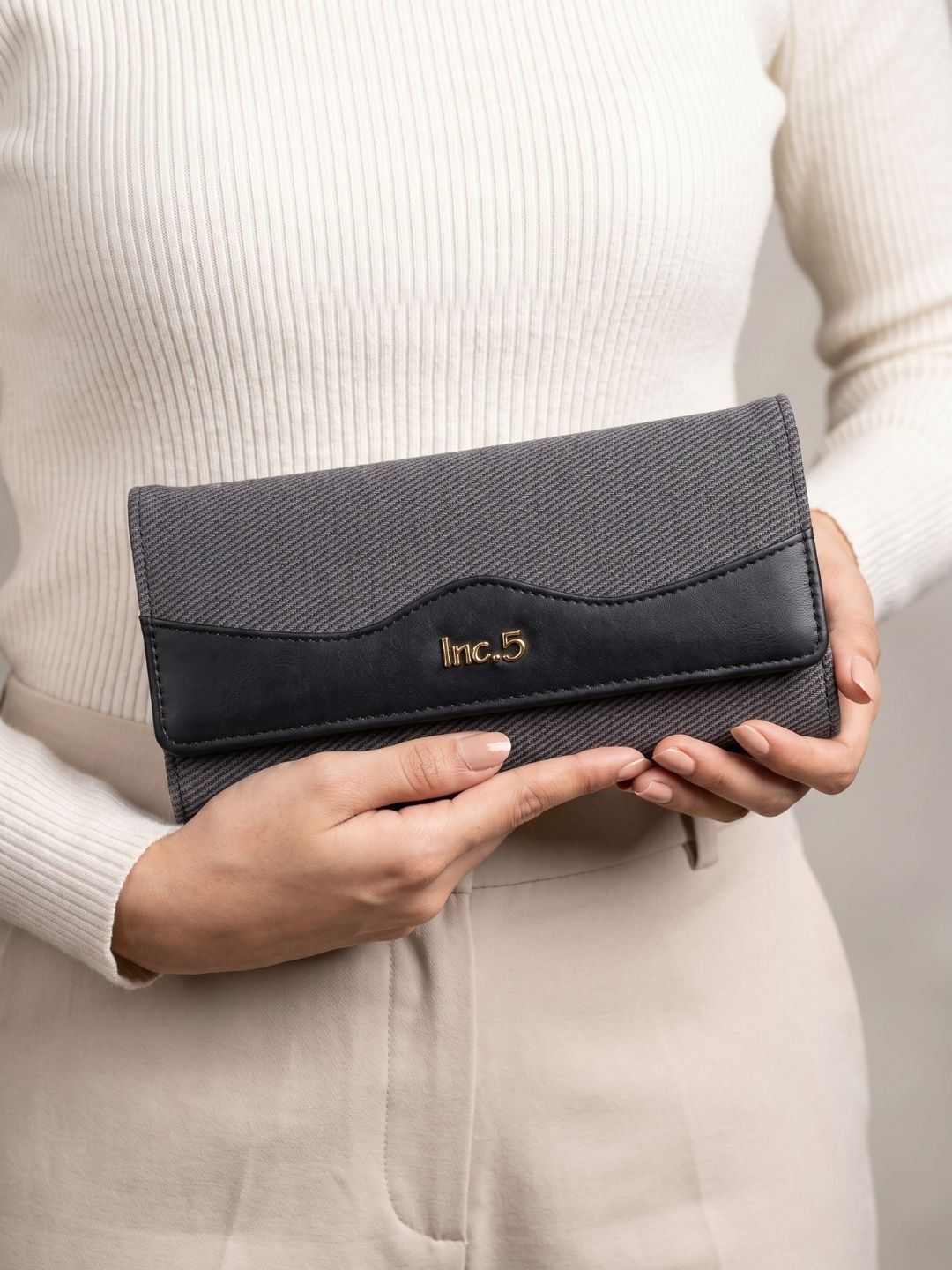 Women Black Textured Bi-Folds Bag With Magnet Lock For Casual