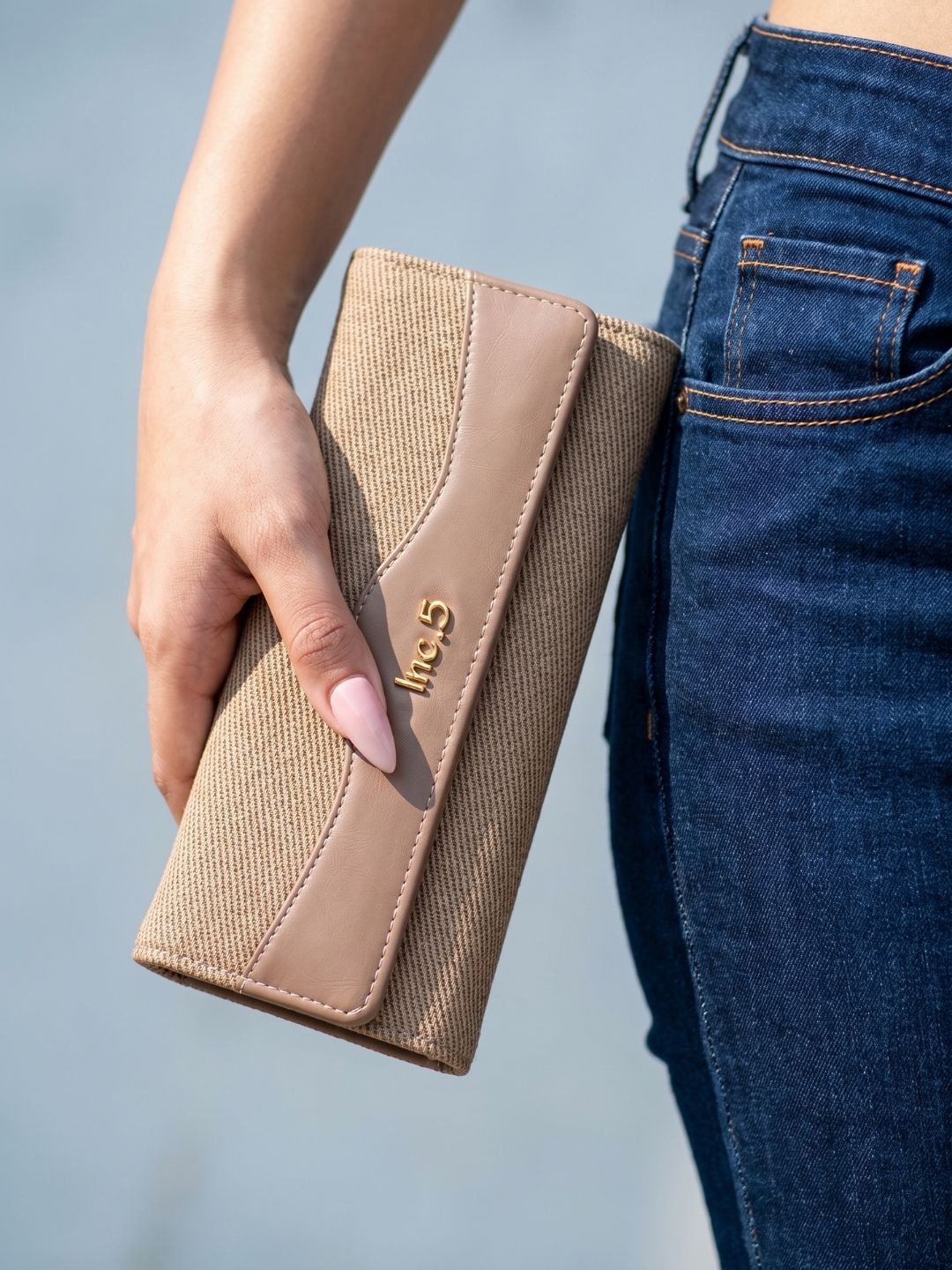 Women Chikoo Textured Bi-Folds Bag With Magnet Lock For Casual
