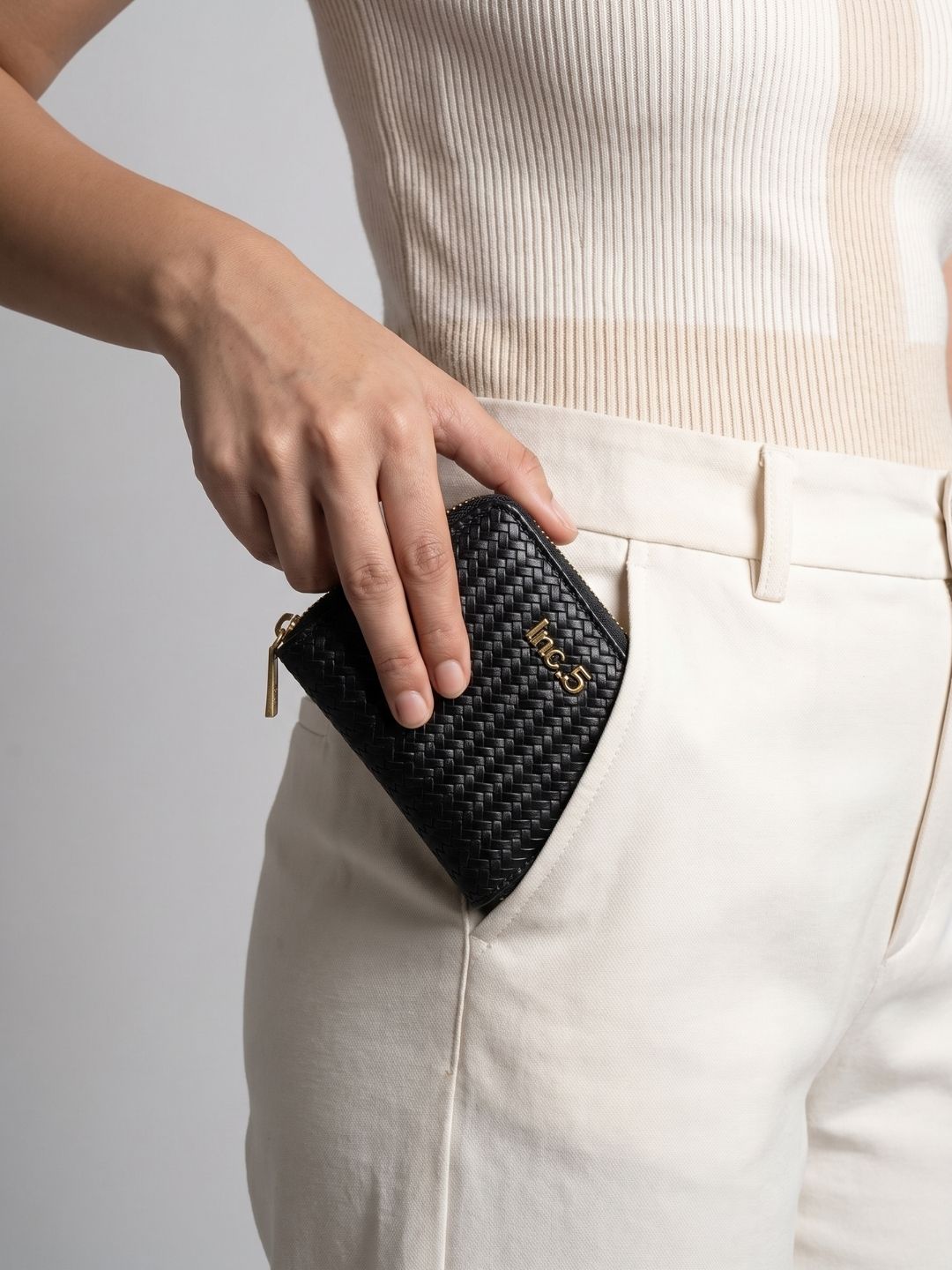 Women Black Textured Bi-Folds Bag With Zip Lock For Casual