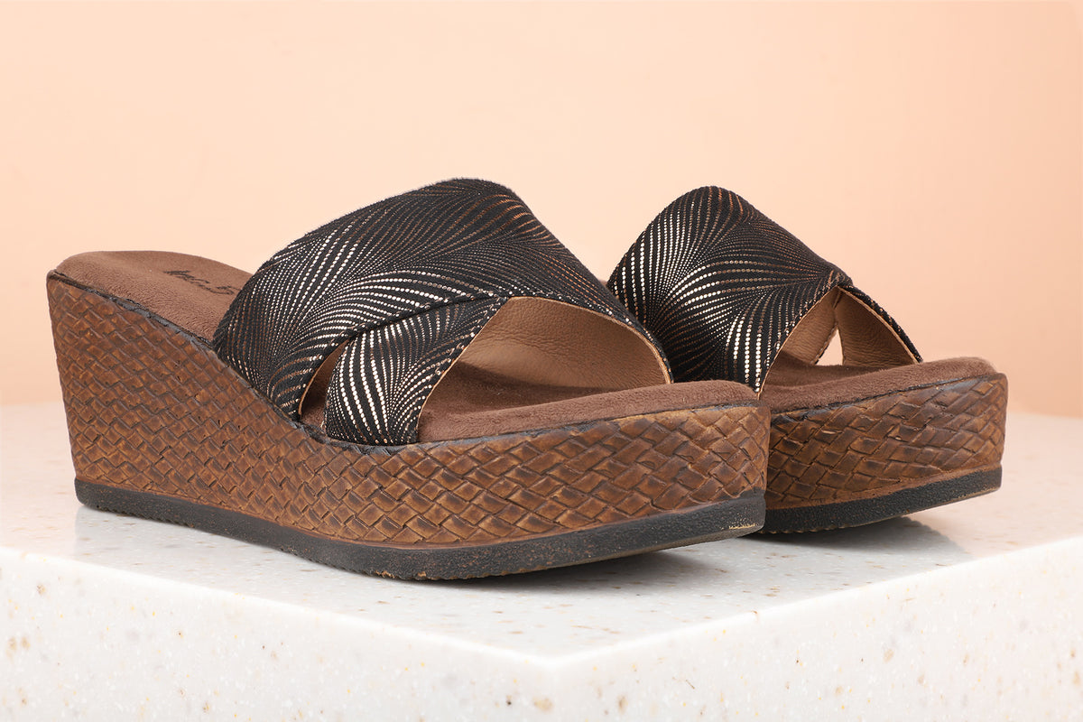 Women Antique Textured Wedge Heels