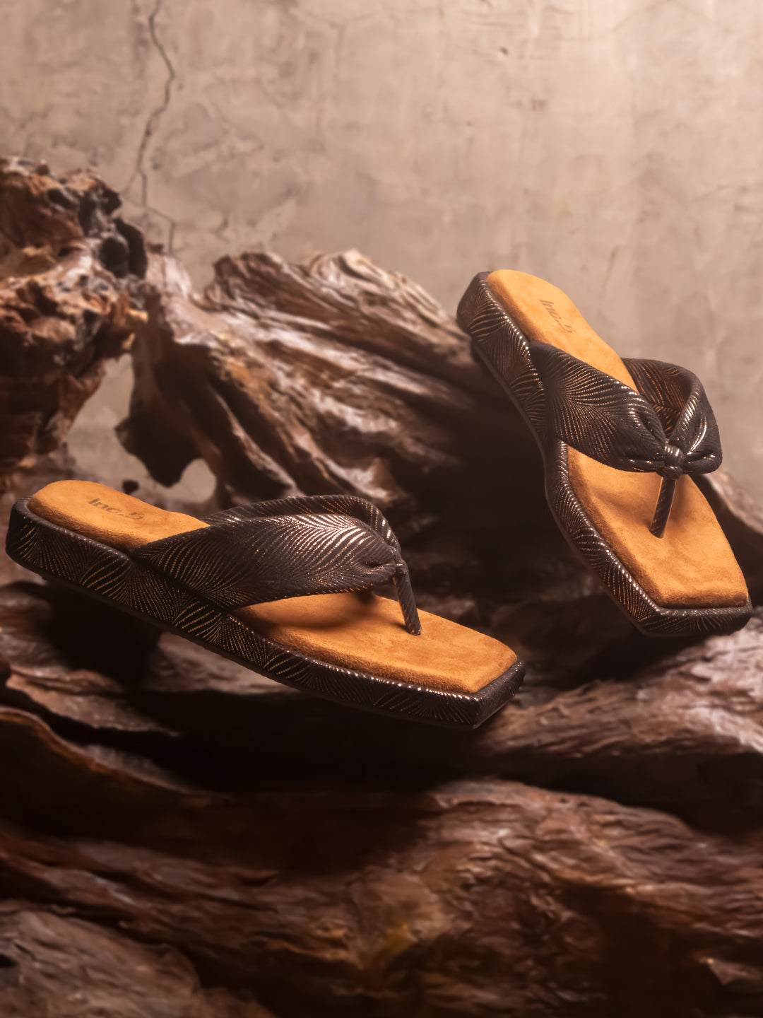 Women Antique & Black-Toned Striped Open Toe Flats 