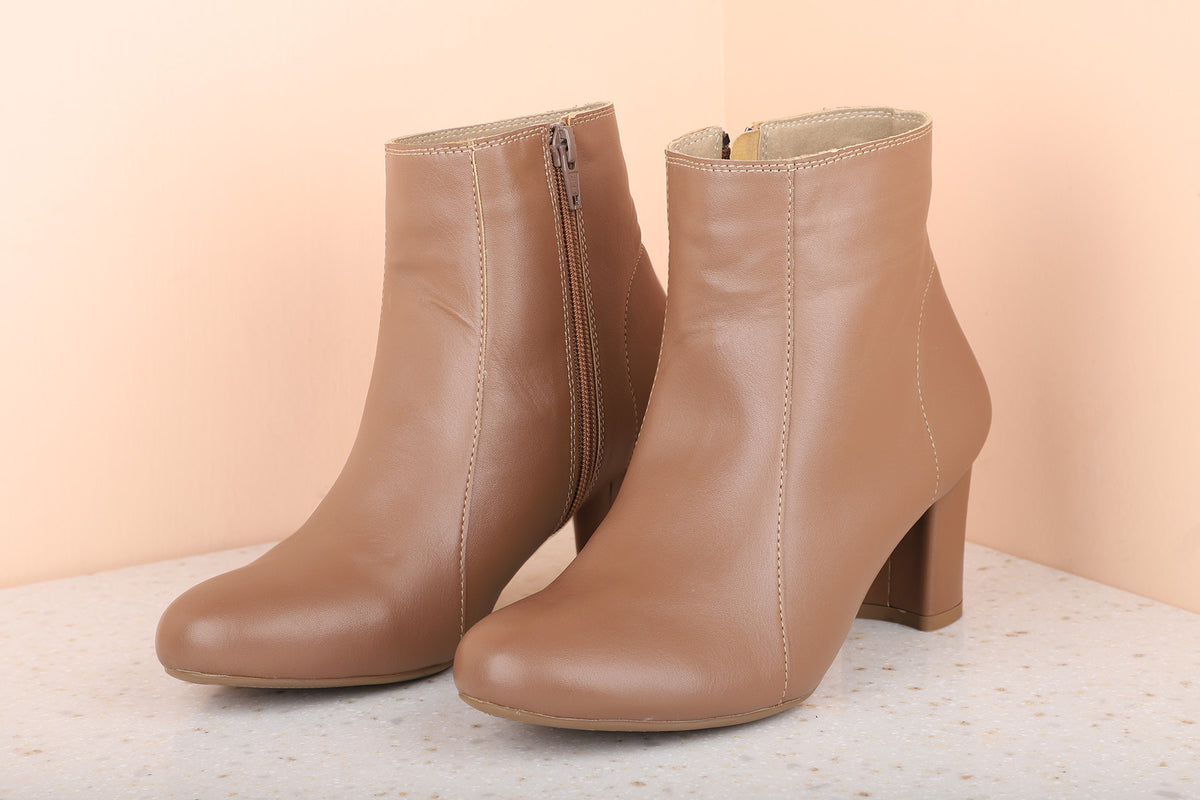 Women Chikoo Solid Boots