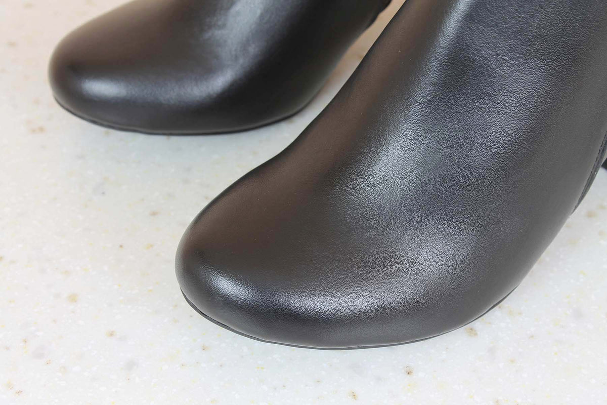 Women Black Solid Boots
