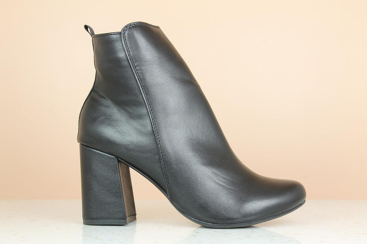 Women Black Solid Boots