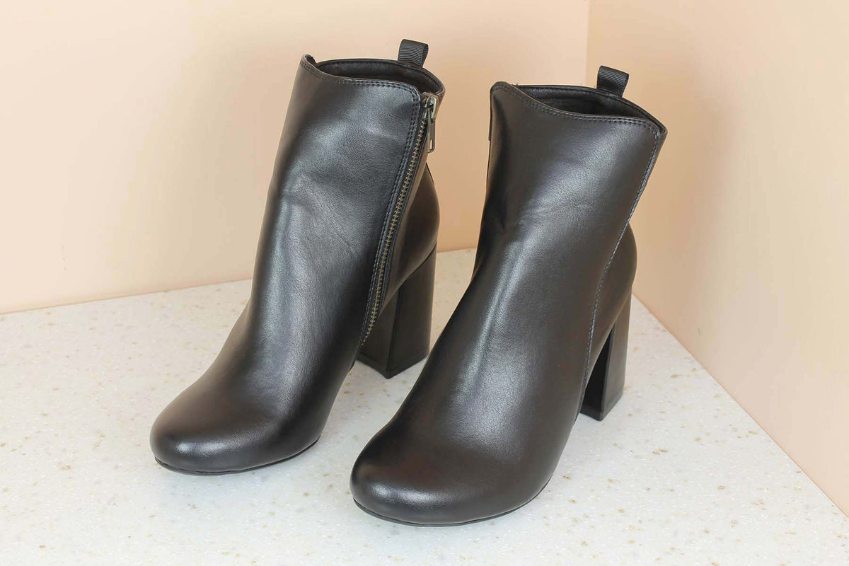 Women Black Solid Boots