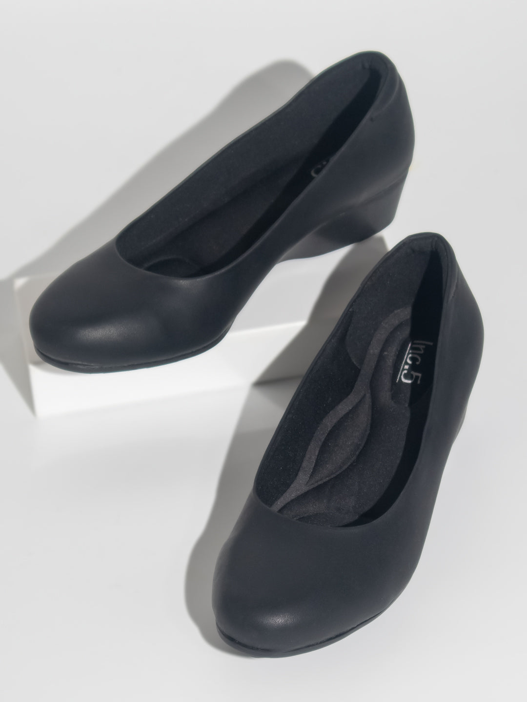 Women Black Solid Wedge Pumps