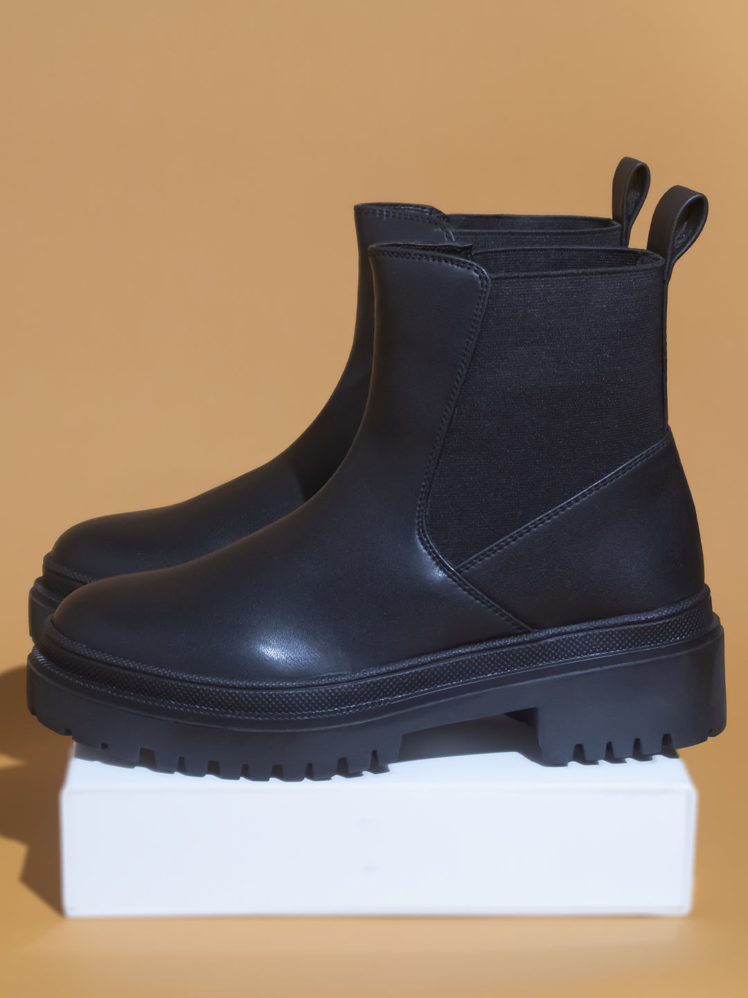 Women Black Solid Casual Chelsea Boots